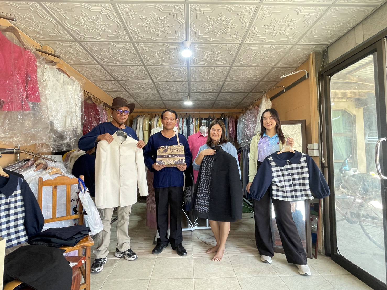 ติดตามกลุ่มสตรีที่ขอรับการสนับสนุนเงินกองทุนพัฒนาบาบาทสตรี และกลุ่มตัดเย็บเสื้อผ้าและแปรรูปสตรีและบุรุษ