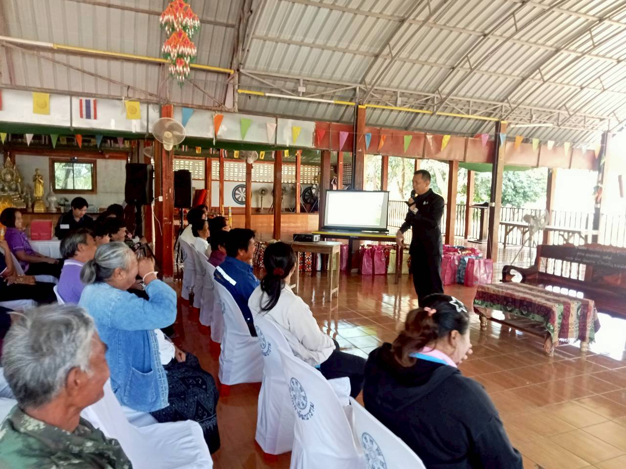 ขับเคลื่อนศูนย์อำนวยการขจัดความยากจนและพัฒนาคนทุกช่วงวัยอย่างยั่งยืนตามหลักปรัชญาของเศรษฐกิจพอเพียง (ศจพ.อ.)