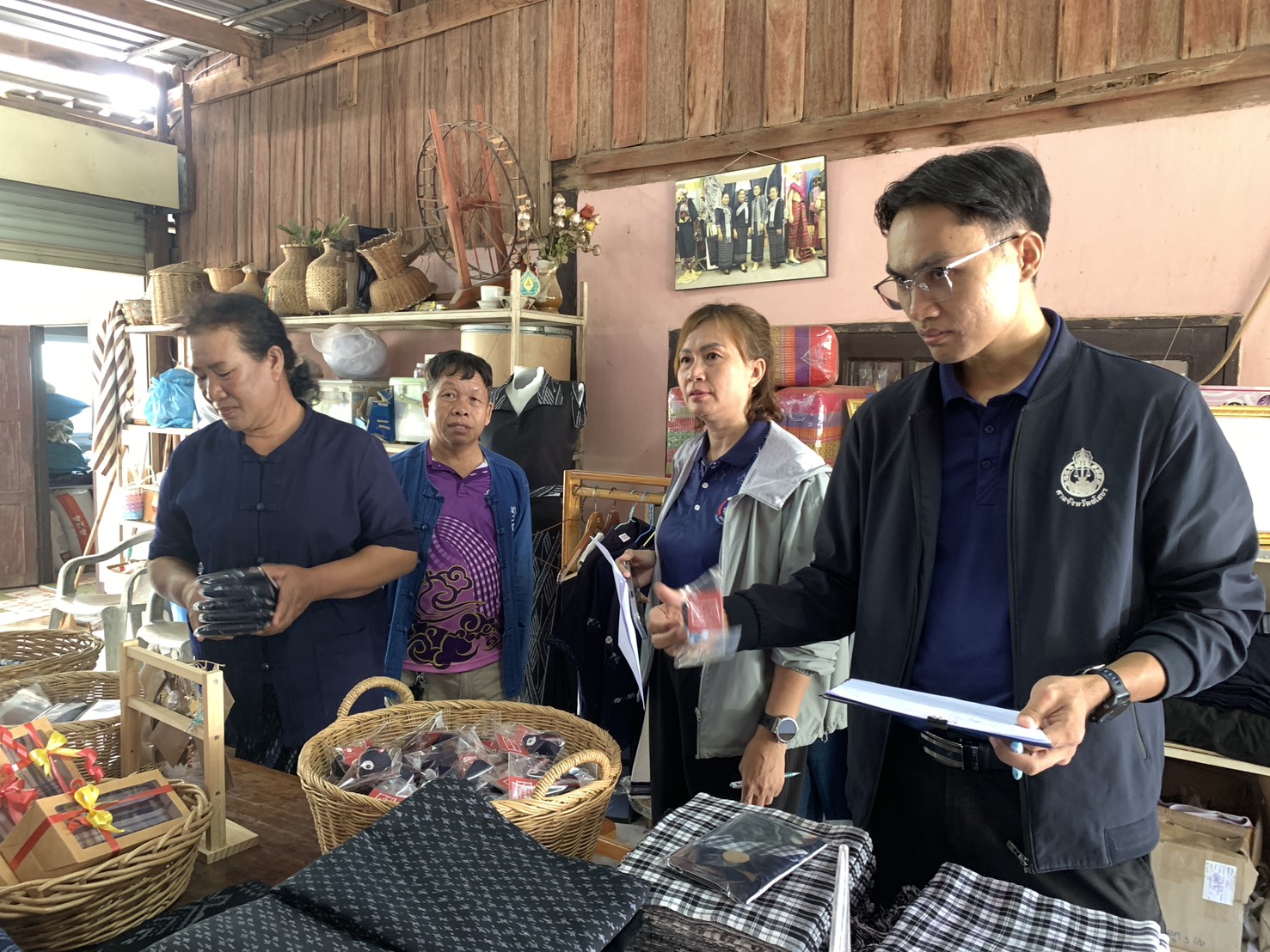 ร่วมลงพื้นที่ติดตามผลการดำเนินงานโครงการประเภทงบเงินทุนหมุนเวียนของกลุ่มอาชีพกองทุนพัฒนาบทบาทสตรีจังหวัดยโสธร
