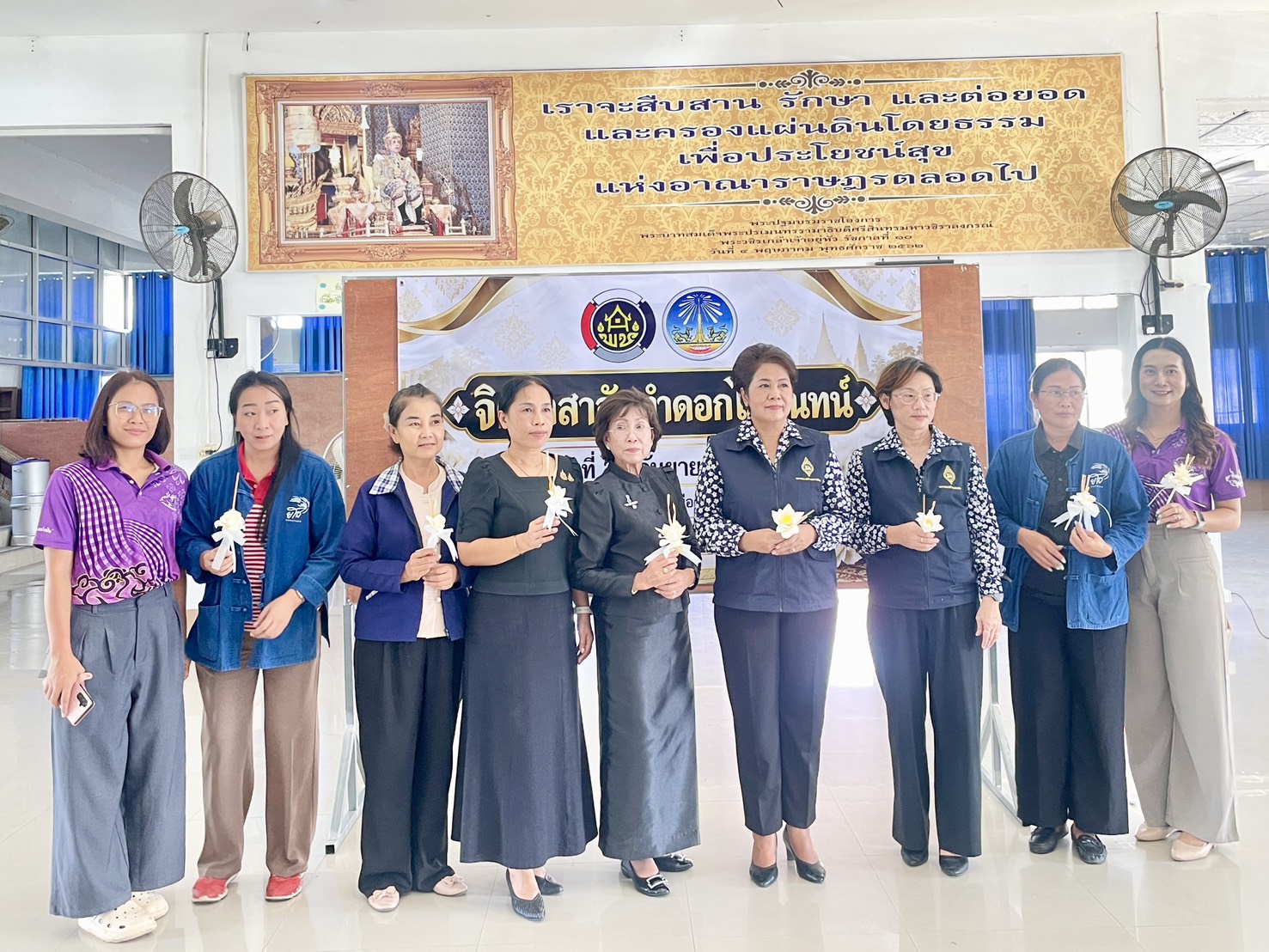 พช.เลิงนกทาเข้าร่วมกิจกรรมฝึกอบรมจิตอาสาประดิษฐ์ดอกไม้จันทน์ สำหรับพระราชพิธีถวายพระเพลิงพระบรมศพ สมเด็จพระนางเจ้าสิริกิติ์ พระบรมราชินีนาถ พระบรมราชชนนีพันปีหลวง สำหรับประชาชนในส่วนภูมิภาค
