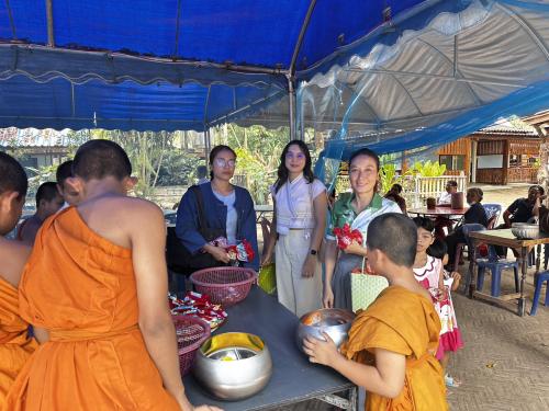 พช.เลิงนกทา ร่วมถวายภัตตาหารเพล กิจกรรมบวชสามเณรภาคฤดูร้อน