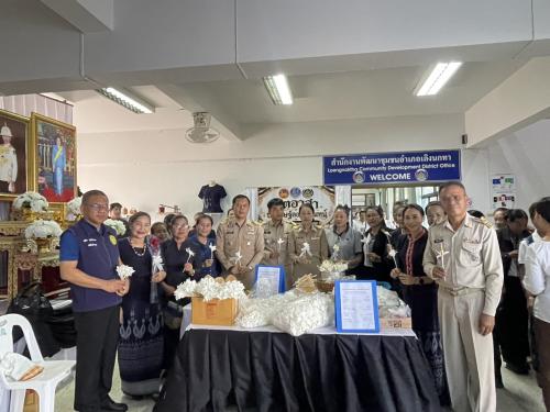 สำนักงานพัฒนาชุมชนอำเภอเลิงนกทา รวมพลังจิตอาสา ประดิษฐ์ ดอกไม้จันทน์